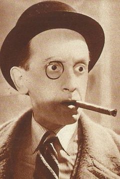 Franco Coop interpreta banditore del circo