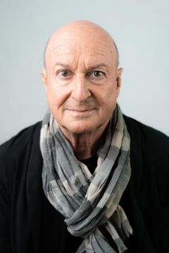 Christian Schneller interpreta Direktor