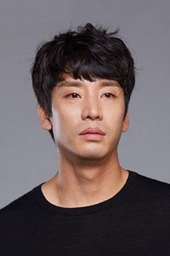 Cho Wan-ki interpreta Ayla's Father