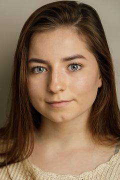 Hazel Doupe interpreta Cathy Dunne