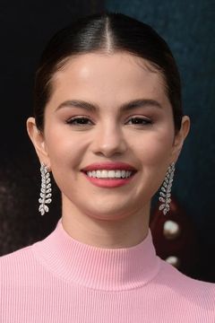 Selena Gomez interpreta Self