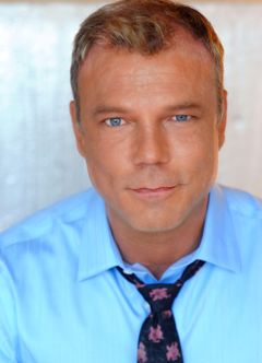 Jeff Mandon interpreta Howell Hawkins