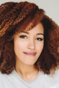 Tawny Newsome interpreta Agency Employee #1 (voice)
