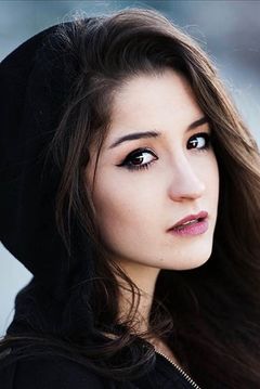 Kaitlyn Boye interpreta Junkie Girl