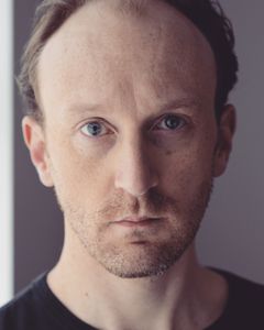 Jamie de Courcey interpreta Harvey'Doc' Postlethwaite