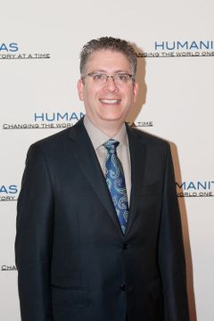 Bill Prady interpreta Scientist