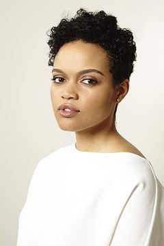 Danielle Davenport interpreta Courtney  Armour