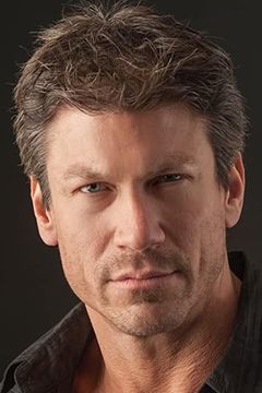 Paul Logan interpreta Austin