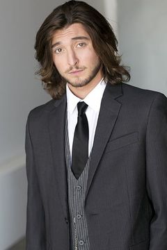 Jordan Fry interpreta Mike Teavee