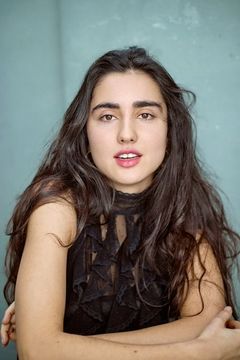 Hannah Abdoh interpreta Amina