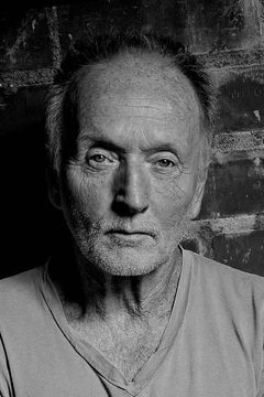 Tobin Bell interpreta Courtroom Observer (uncredited)