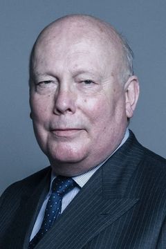 Julian Fellowes interpreta Desmond Arding