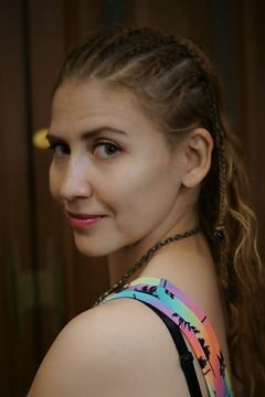 Jane Arapawe interpreta Wedding Guest