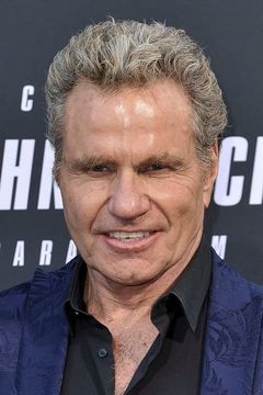 Martin Kove interpreta John Kreese