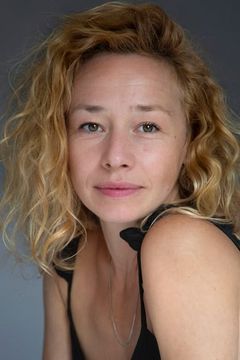 Ellie Piercy interpreta Shir Shapiro