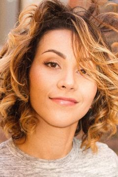 Angie Teodora Dick interpreta Briana