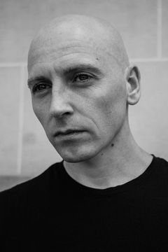 Alex McColl interpreta Stunt Double HEK