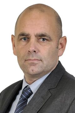 Paul Blackwell interpreta Police officer