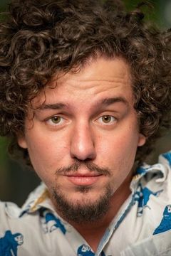 Steven Vlahos interpreta Murphy