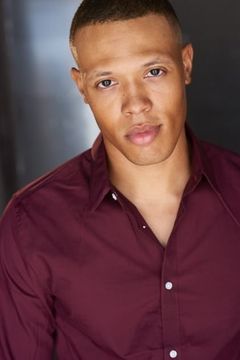 Caleb Lawrence interpreta Sweet Shop Employee