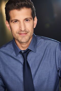 Adrian Bustamante interpreta Dispatcher