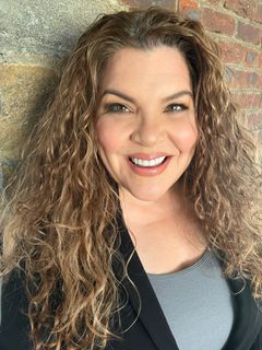 Jennifer C. Johnson interpreta Mrs. Williams