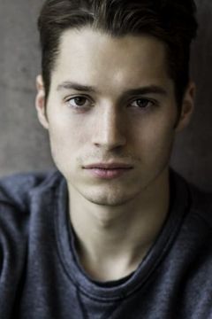 Tyson Arner interpreta Dominic