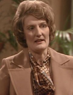 Charmian May interpreta Mrs. Darcy