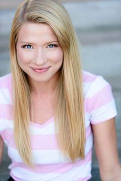 Monica Moore Smith interpreta Emma Hutton