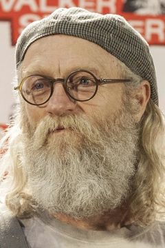 Russell Hodgkinson interpreta Steven Beck