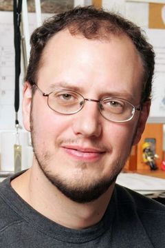 Stephen J. Anderson interpreta Kai (voice)