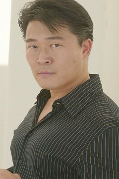 Chil Kong interpreta Blackjack Dealer #1