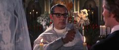 Stephen Kopestonsky interpreta Priest