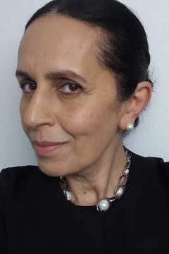 Kareemeh Odeh interpreta Female Employee