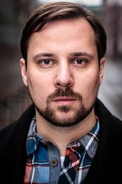 Nikolai Will interpreta Staatsanwalt Warlo