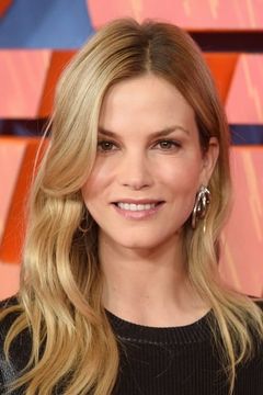 Sylvia Hoeks interpreta Lara Simic