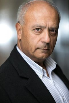 Shekhar Varma interpreta Mr. Ahuja