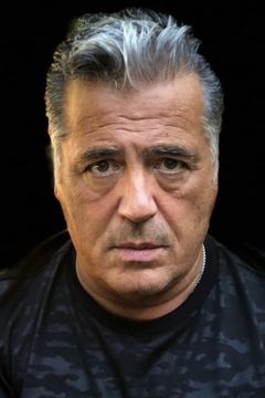 John Fiore interpreta Michael Thomas