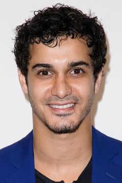Elyes Gabel interpreta Det. Adam Lucas