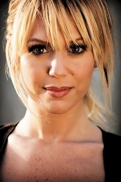 Lisa Rieffel interpreta Receptionist