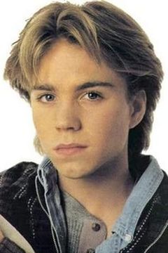 Jonathan Brandis interpreta Additional Voice (voice)
