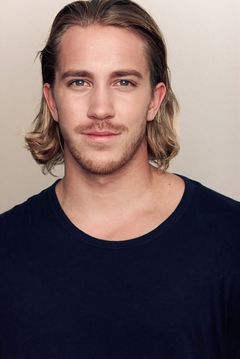 Fredrik Skogsrud interpreta Tor Erik