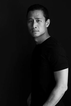 Michael Chaturantabut interpreta Himself