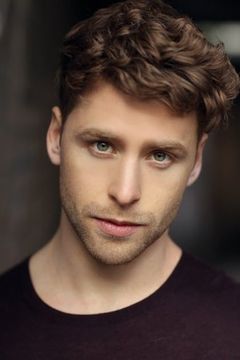 Mitch Hewer interpreta Steven Stevens