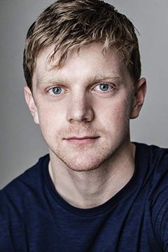 Frank Blake interpreta Captain Declan Fraser