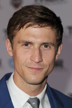 Jonathan Howard interpreta Pete Walters