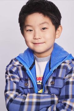 Isaac Bae interpreta George