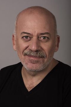 Mehmet Esen interpreta Albay Celal