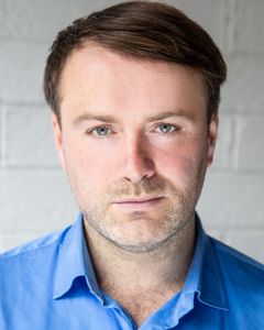Cillian O'Gairbhi interpreta Sarah's Father