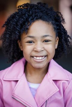 Lariah Alexandria interpreta Corny Kid (uncredited)